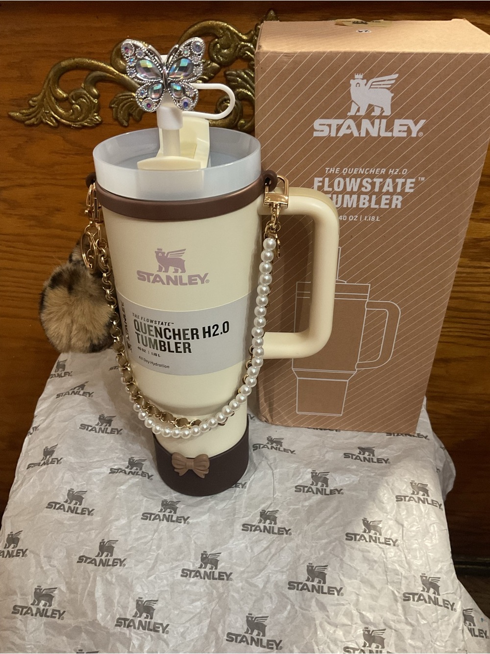 Stanley Cream and Brown Quencher H2.0 Tumbler with Chain Accent